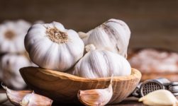 These Are The 8 Surprising Health Benefits Of Consuming Garlic Everyday