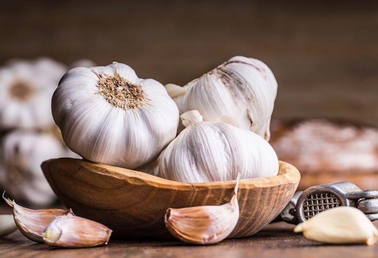 These Are The 8 Surprising Health Benefits Of Consuming Garlic Everyday